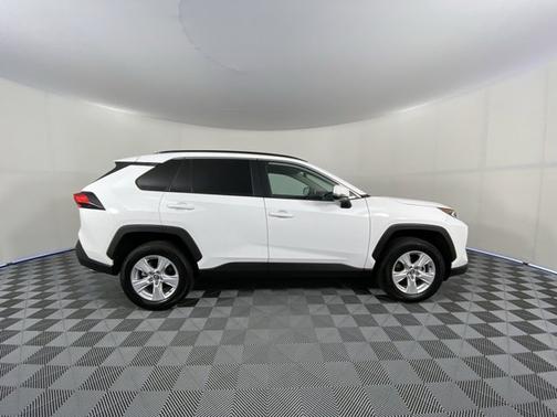 Photo 5 of 18 of 2020 Toyota RAV4 XLE