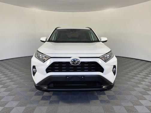 Photo 4 of 18 of 2020 Toyota RAV4 XLE
