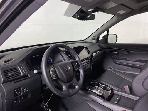 Photo 2 of 20 of 2021 Honda Pilot Elite