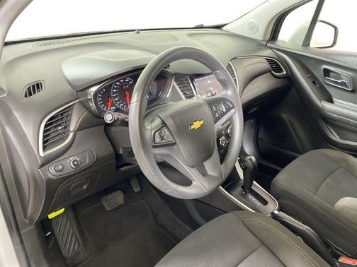 Photo 2 of 18 of 2020 Chevrolet Trax LS