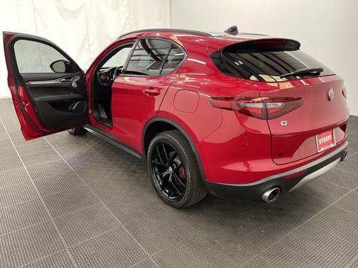 Photo 3 of 19 of 2018 Alfa Romeo Stelvio Ti Sport