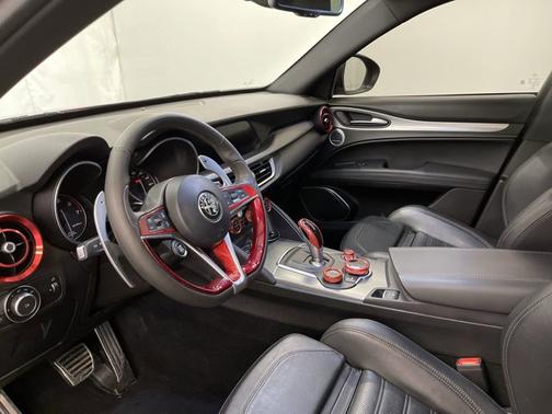 Photo 2 of 19 of 2018 Alfa Romeo Stelvio Ti Sport