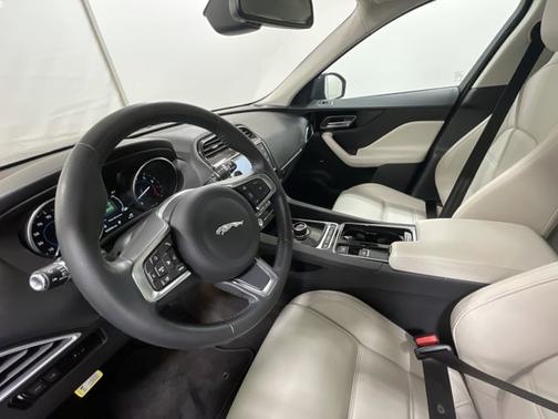 Photo 2 of 19 of 2018 Jaguar F-PACE 25t Prestige