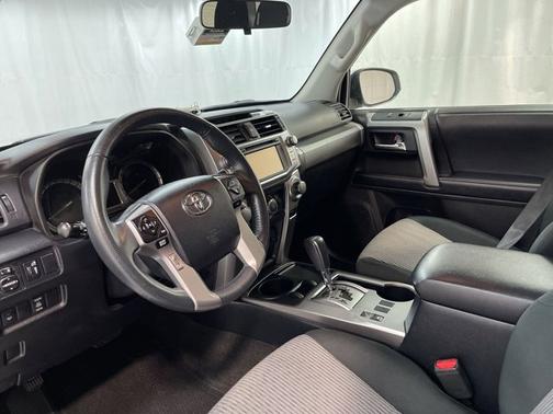 Photo 2 of 18 of 2019 Toyota 4Runner SR5