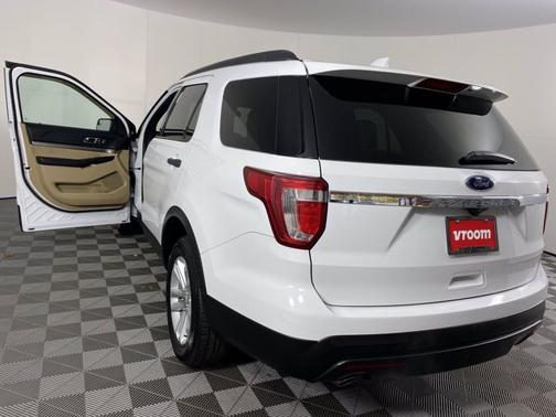 Photo 3 of 19 of 2016 Ford Explorer Base