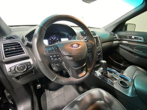 Photo 2 of 19 of 2017 Ford Explorer Limited