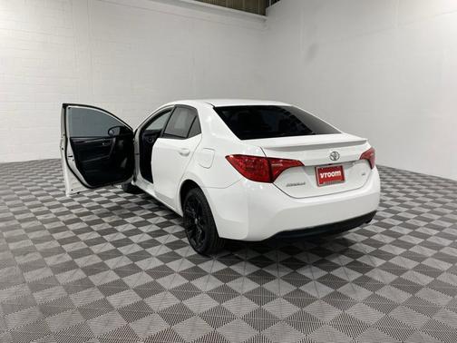 Photo 3 of 19 of 2018 Toyota Corolla SE