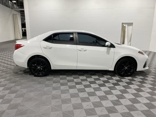 Photo 5 of 19 of 2018 Toyota Corolla SE