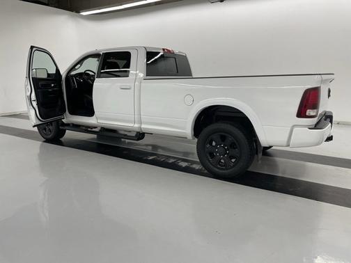 Photo 3 of 19 of 2016 RAM 3500 Laramie