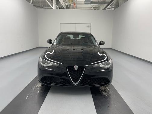 Photo 4 of 18 of 2017 Alfa Romeo Giulia