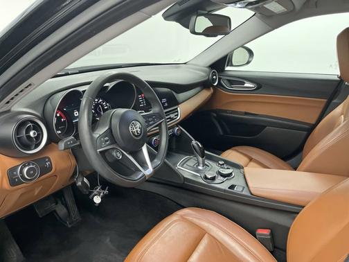 Photo 2 of 18 of 2017 Alfa Romeo Giulia
