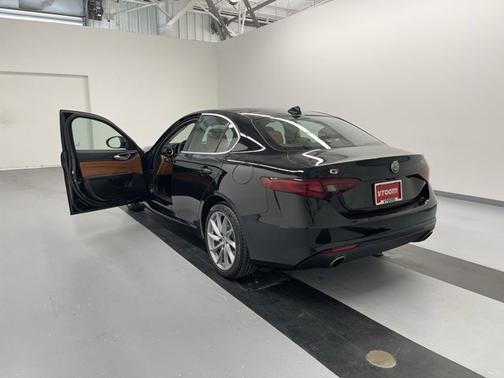 Photo 3 of 18 of 2017 Alfa Romeo Giulia