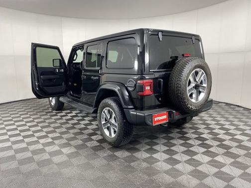 Photo 3 of 18 of 2018 Jeep Wrangler Unlimited Sahara