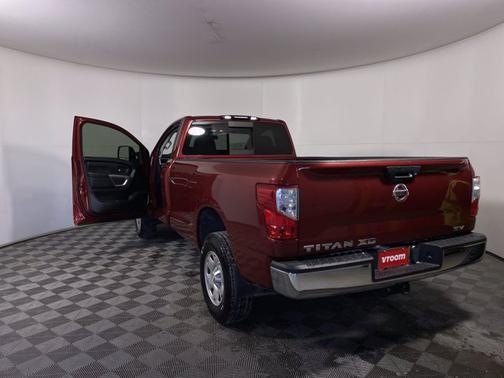 Photo 3 of 15 of 2017 Nissan Titan XD SV