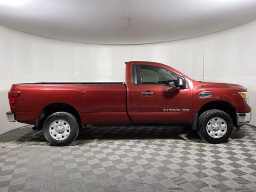 Photo 5 of 15 of 2017 Nissan Titan XD SV
