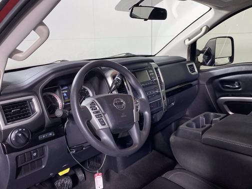 Photo 2 of 15 of 2017 Nissan Titan XD SV