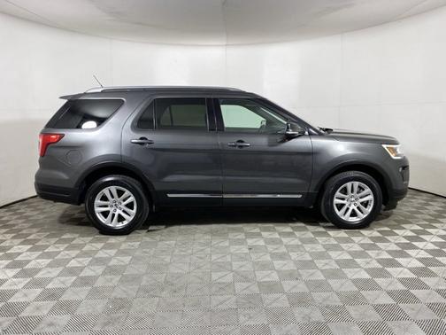 Photo 5 of 19 of 2018 Ford Explorer XLT