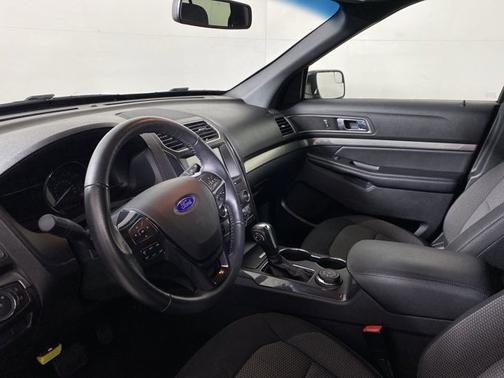 Photo 2 of 19 of 2018 Ford Explorer XLT