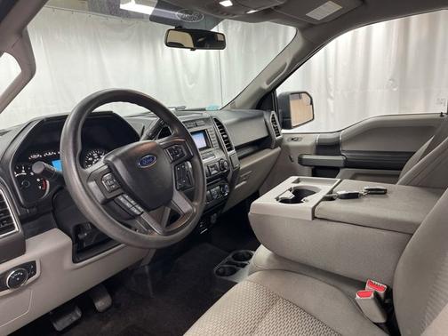 Photo 2 of 17 of 2016 Ford F-150 XLT