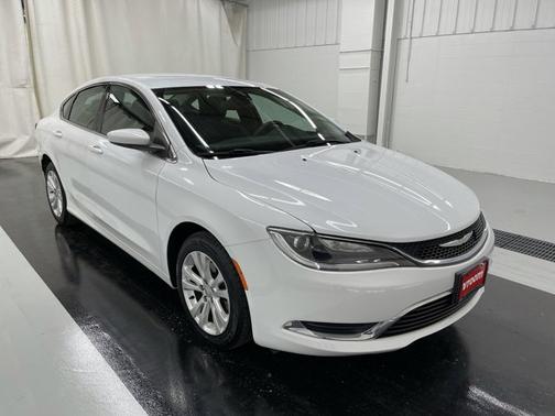 Photo 5 of 17 of 2015 Chrysler 200 Limited