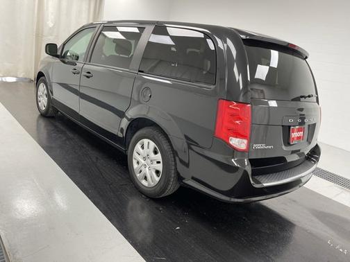 Photo 3 of 19 of 2019 Dodge Grand Caravan SE