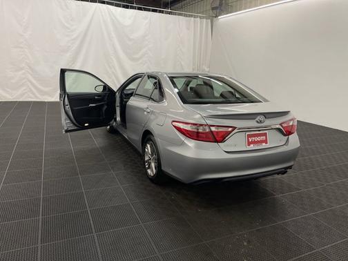 Photo 3 of 18 of 2017 Toyota Camry SE
