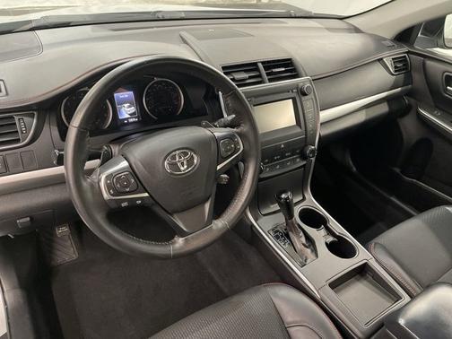 Photo 2 of 18 of 2017 Toyota Camry SE