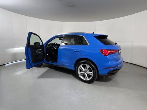 Photo 3 of 19 of 2020 Audi Q3 S line Premium Plus