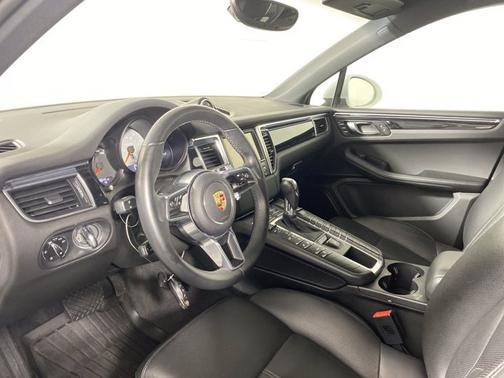 Photo 2 of 19 of 2015 Porsche Macan S