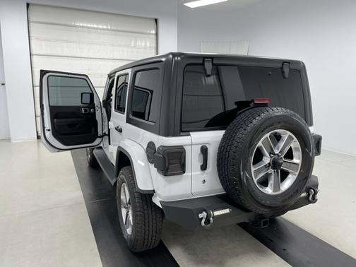Photo 3 of 18 of 2018 Jeep Wrangler Unlimited Sahara
