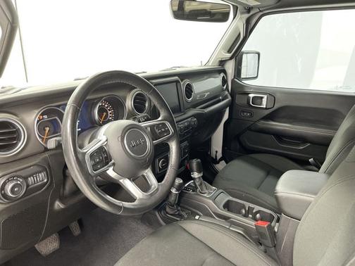 Photo 2 of 18 of 2018 Jeep Wrangler Unlimited Sahara