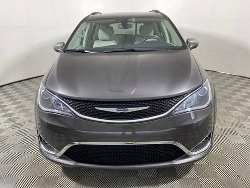 Photo 4 of 20 of 2020 Chrysler Pacifica Limited