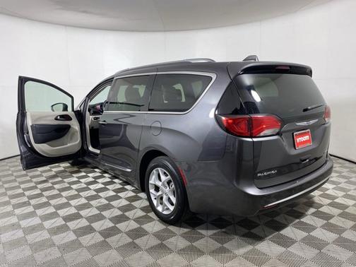 Photo 3 of 20 of 2020 Chrysler Pacifica Limited