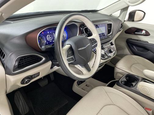 Photo 2 of 20 of 2020 Chrysler Pacifica Limited