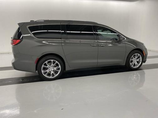 Photo 5 of 20 of 2021 Chrysler Pacifica Touring L