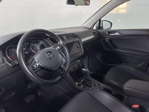Photo 2 of 20 of 2018 Volkswagen Tiguan 2.0T SE