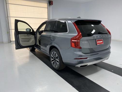 Photo 4 of 21 of 2020 Volvo XC90 T5 Momentum