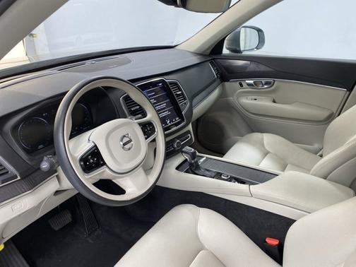 Photo 3 of 21 of 2020 Volvo XC90 T5 Momentum