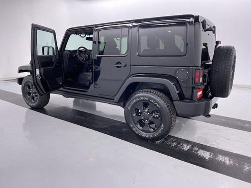 Photo 3 of 17 of 2015 Jeep Wrangler Unlimited Altitude