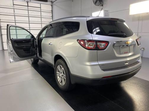 Photo 3 of 19 of 2015 Chevrolet Traverse 2LT