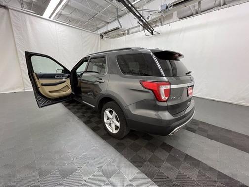 Photo 3 of 19 of 2016 Ford Explorer XLT