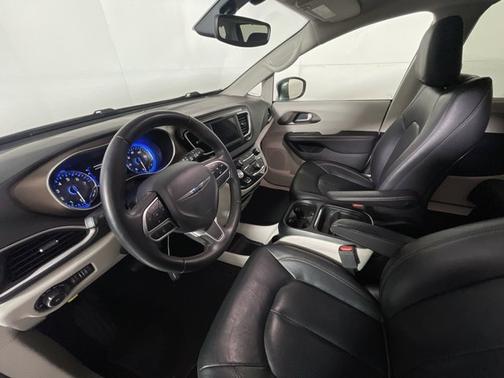 Photo 2 of 19 of 2018 Chrysler Pacifica Touring L