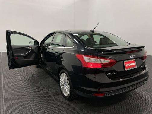 Photo 3 of 19 of 2013 Ford Focus Titanium