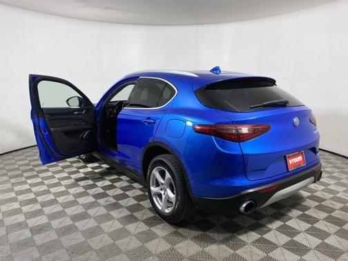 Photo 3 of 18 of 2019 Alfa Romeo Stelvio