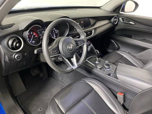 Photo 2 of 18 of 2019 Alfa Romeo Stelvio