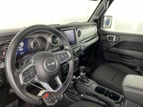 Photo 2 of 18 of 2021 Jeep Wrangler Unlimited Sahara