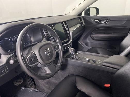 Photo 2 of 19 of 2018 Volvo XC60 T6 Momentum