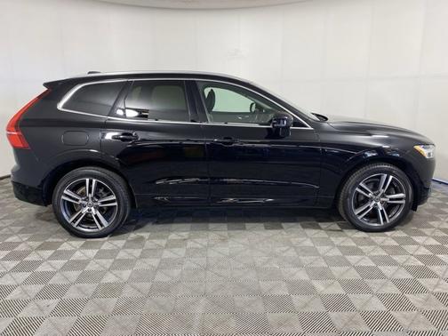Photo 5 of 19 of 2018 Volvo XC60 T6 Momentum