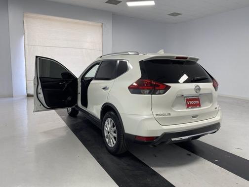 Photo 3 of 18 of 2018 Nissan Rogue SV