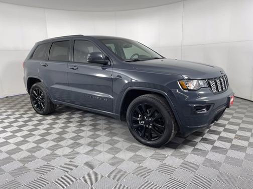 Photo 5 of 18 of 2017 Jeep Grand Cherokee Altitude
